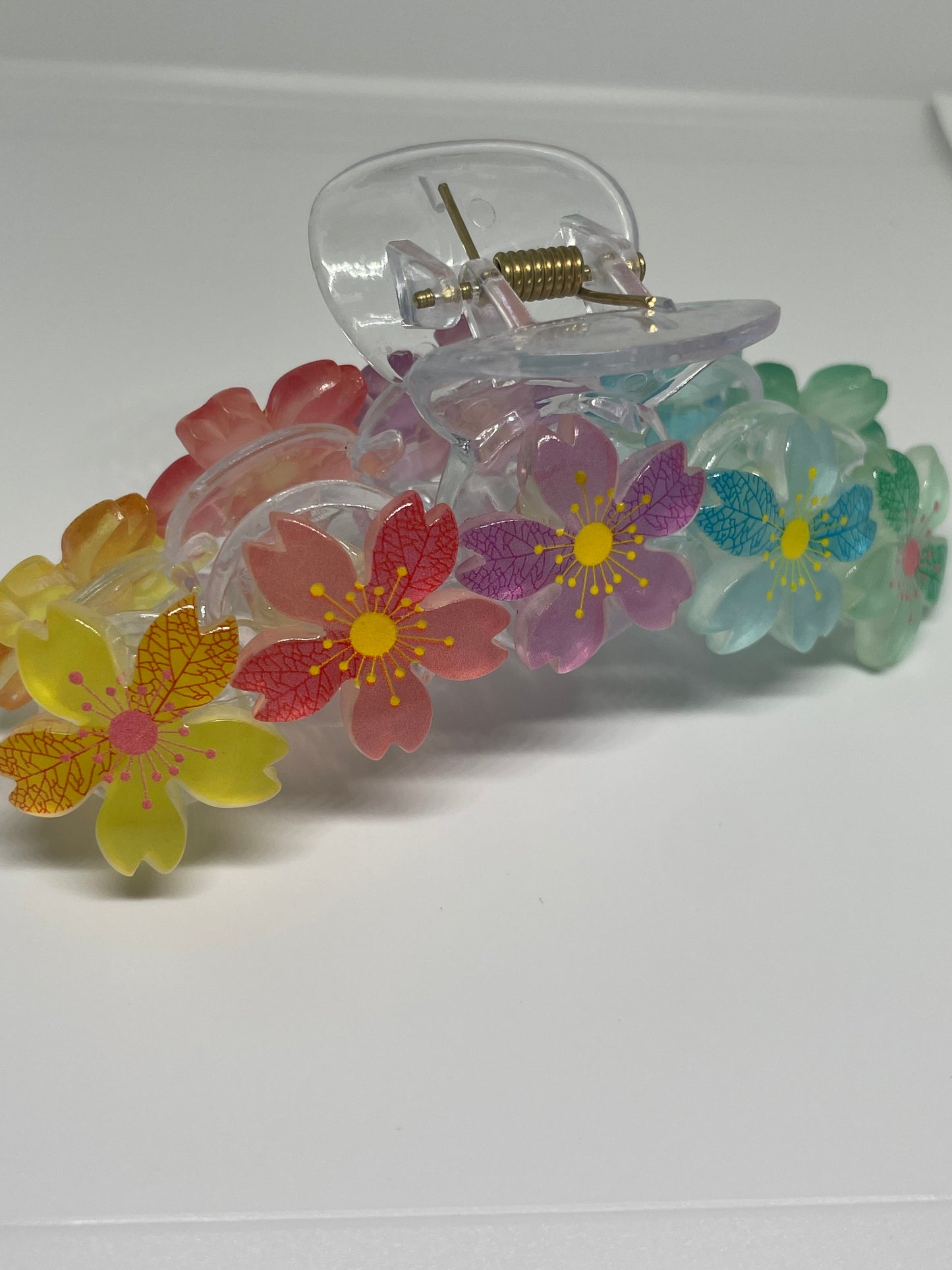 Haarklammer mit realistischen Blüten