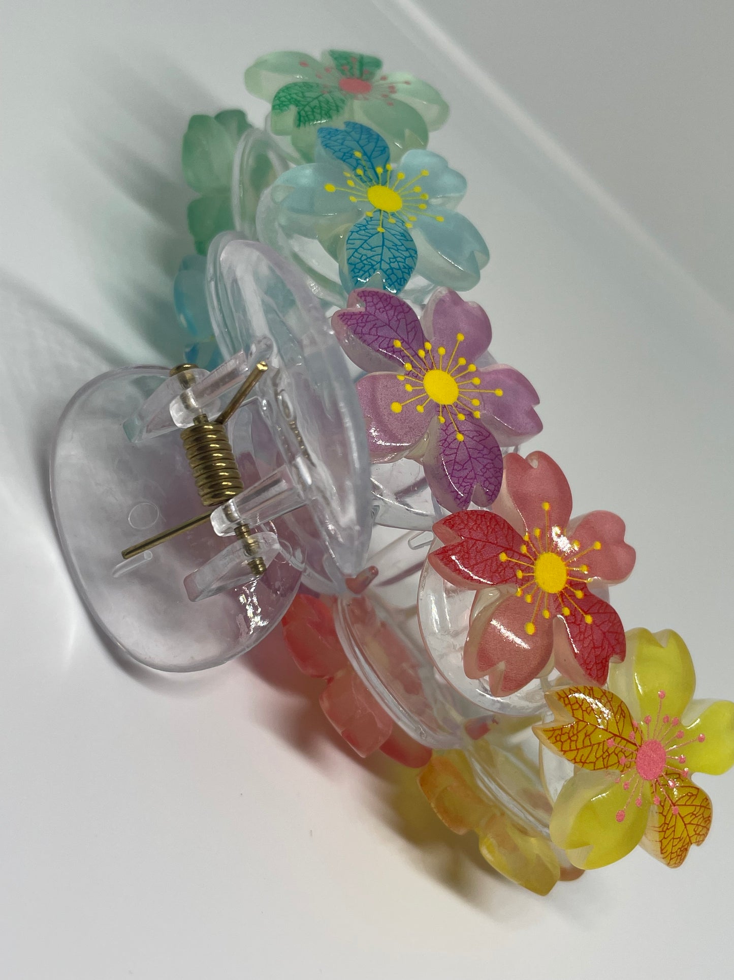 Haarklammer mit realistischen Blüten
