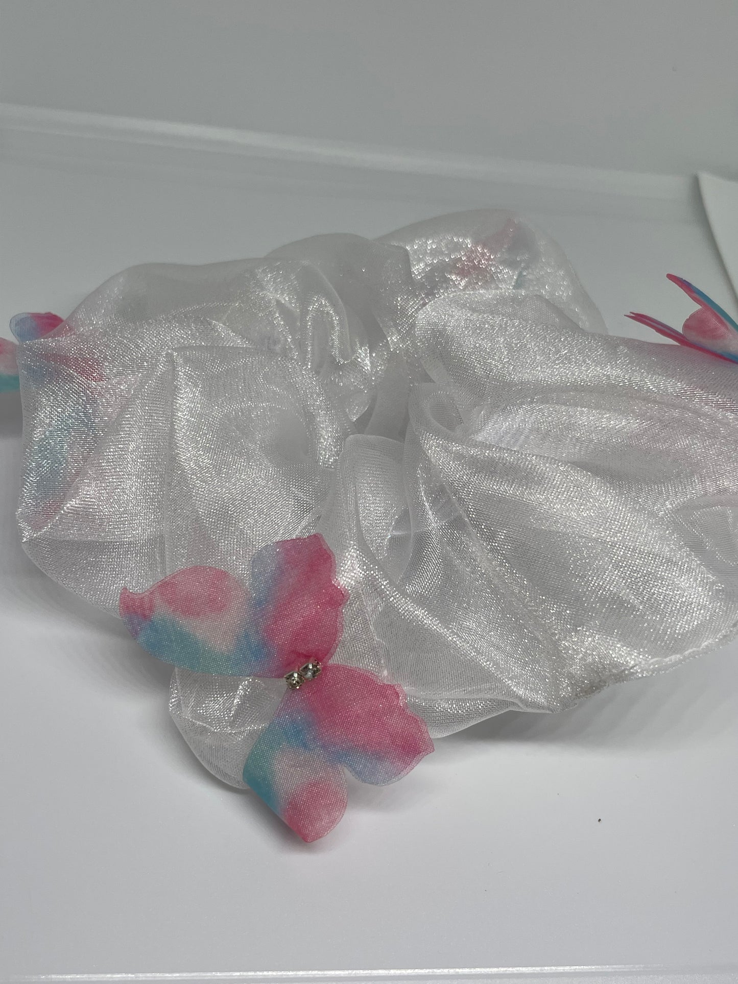 Scrunchie mit Schmetterling Detail