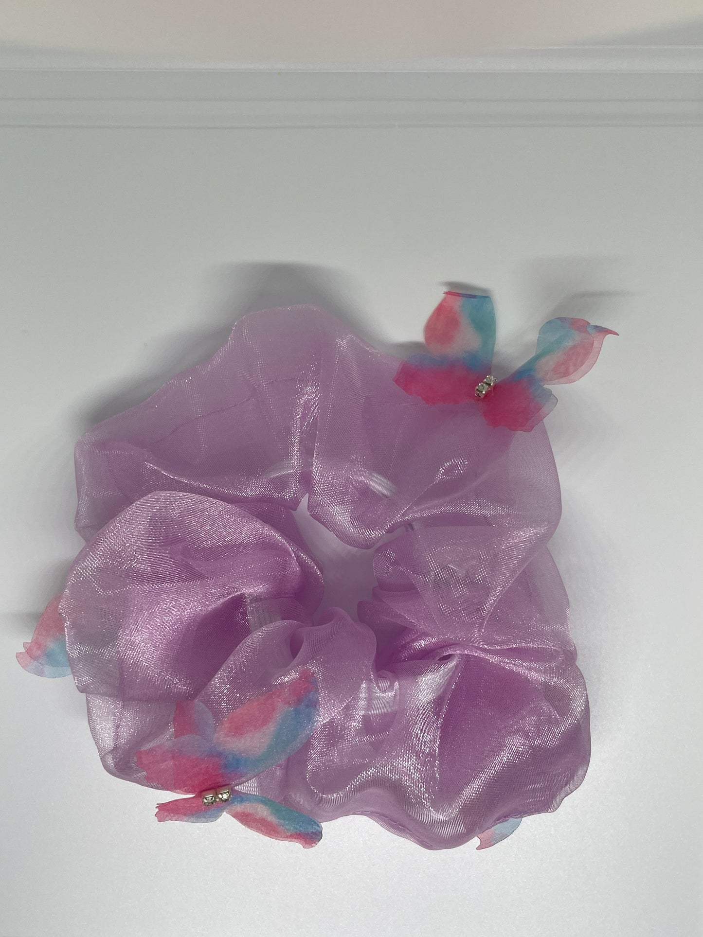 Scrunchie mit Schmetterling Detail