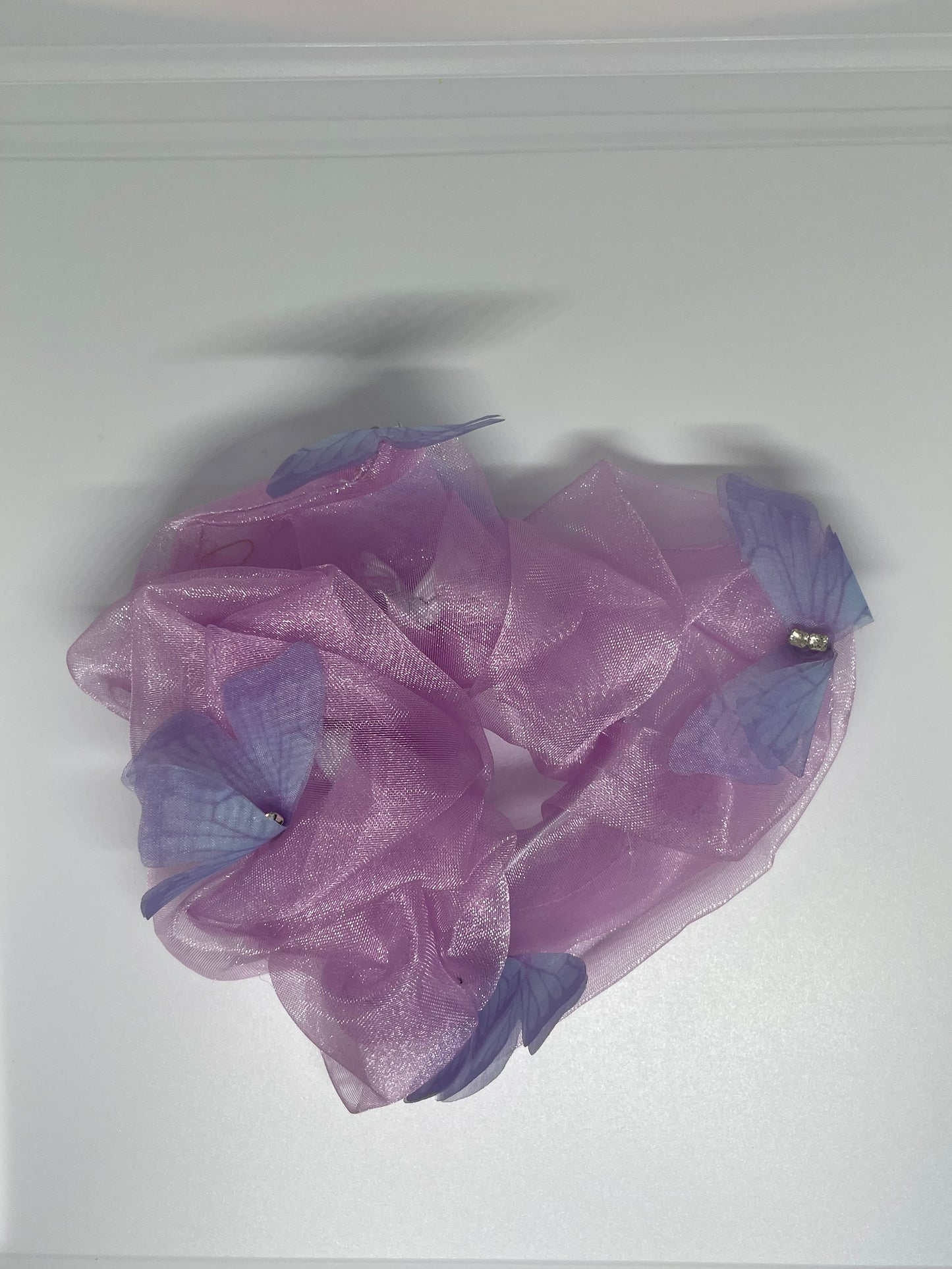 Scrunchie mit Schmetterling Detail