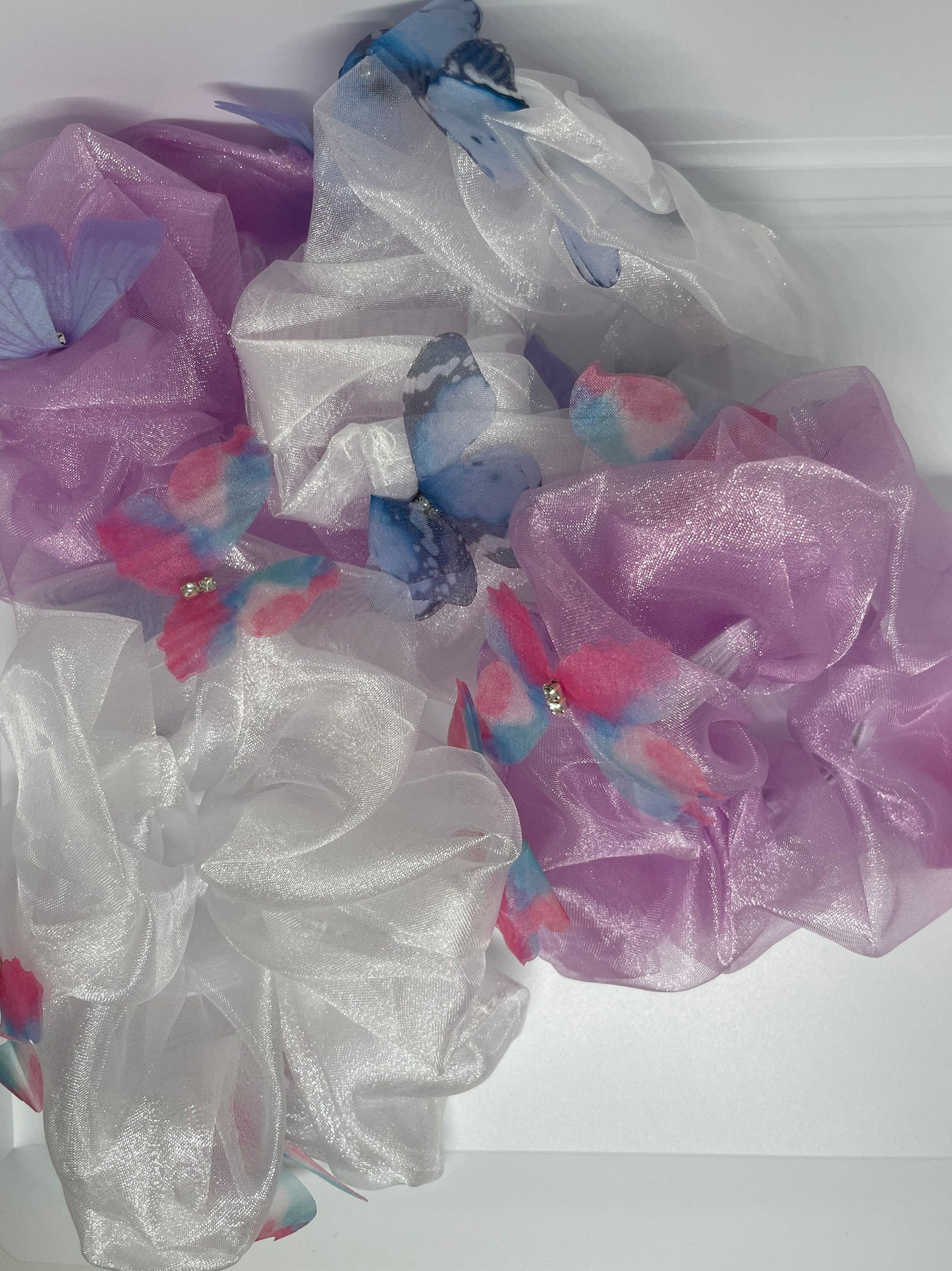 Scrunchie mit Schmetterling Detail
