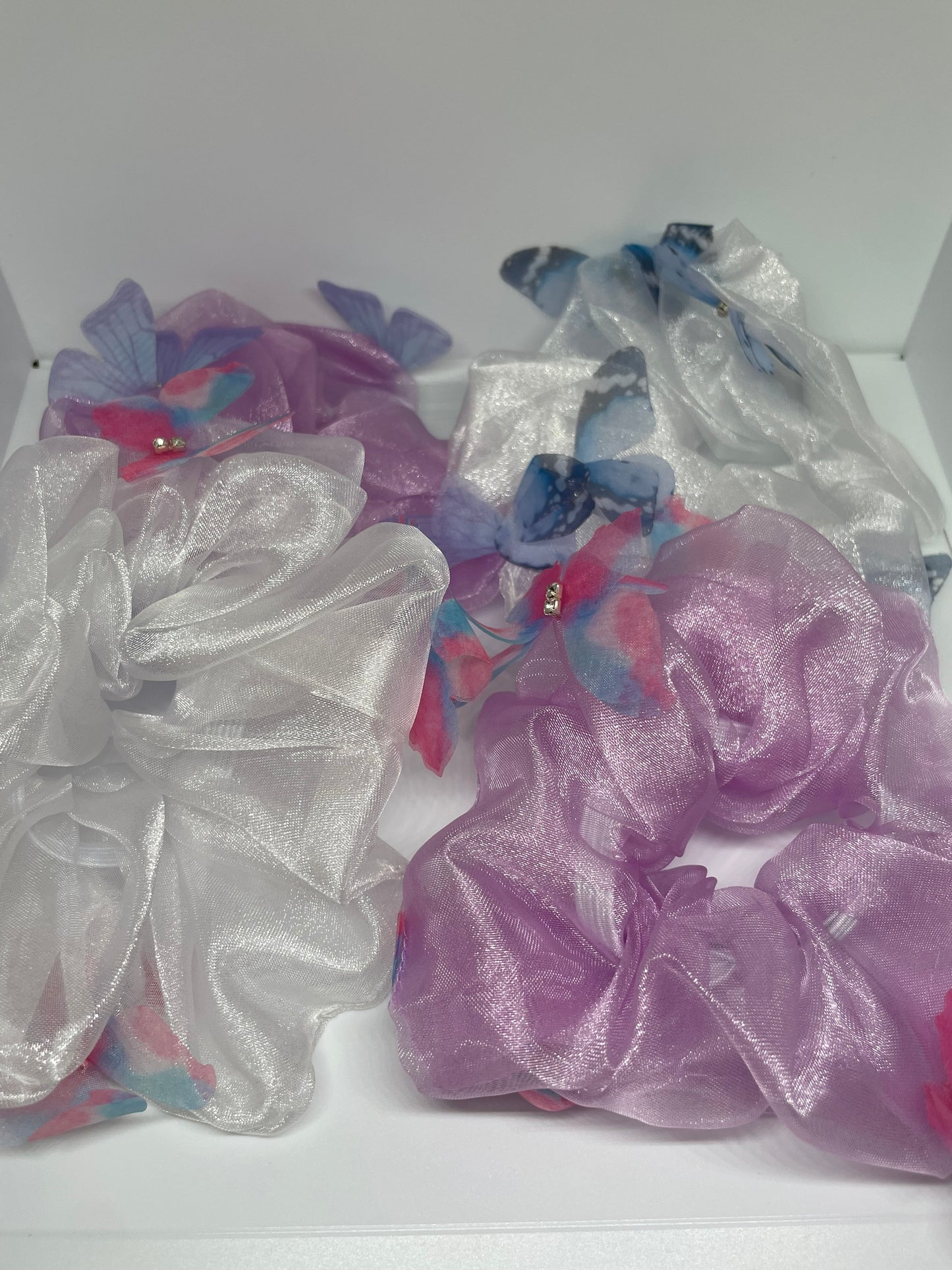 Scrunchie mit Schmetterling Detail